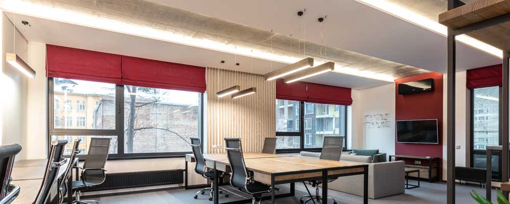 große Fenster bringen viel Tageslicht, in Verbindung mit LED Beleuchtung das perfekte Zusammenspiel