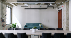 Großraumbüro mit langen LED-Leisten