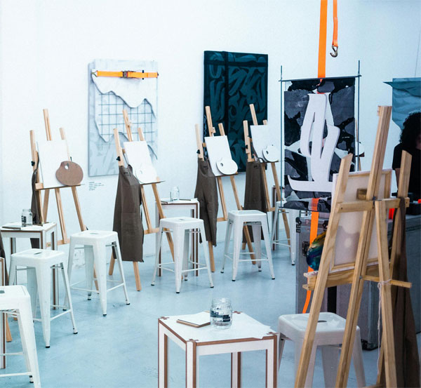 Die Beleuchtung spielt eine entscheidende Rolle in einem Atelier, da sie maßgeblich die Arbeitsbedingungen und das kreative Schaffen beeinflusst.