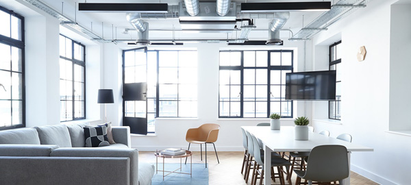 Büro mit abgestimmter LED-Beleuchtung