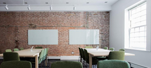 Meetingraum mit LED-Leisten