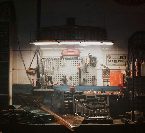 Eine effiziente Werkstattbeleuchtung ist entscheidend, um den Arbeitsbereich optimal auszuleuchten und die Arbeitsbedingungen zu verbessern.