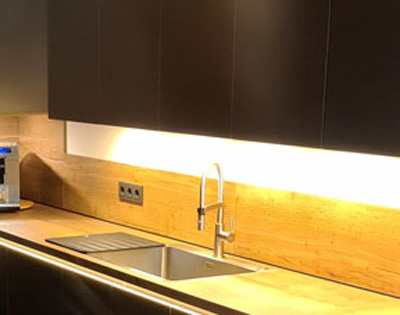 Unterbauleisten an Hängeschränken / LED-Streifen / anschlussfertige LED-Leisten