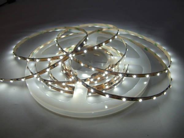 LED Streifen kaltweiß 300 LEDs 5m